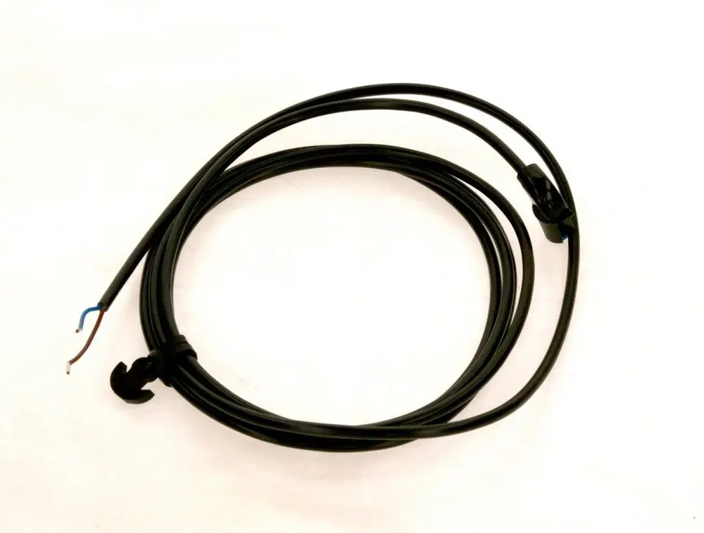 Schwarzes Kabel mit zwei Drähten, einem blauen und einem braunen, das von der Marke Bosch stammt. Das Kabel ist ordentlich gewickelt und möglicherweise für elektrische Anwendungen gedacht.